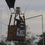 Fabinho (Fabio Passos) pegando a chave do carro com balão no Balonismo emTorres.