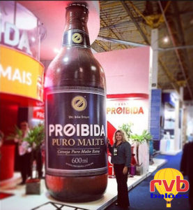 Réplica Inflável da Garrafa de Cerveja Proibida
