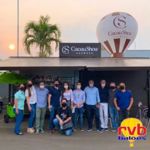 Balao em cima de um stand de vendas Cacau Show