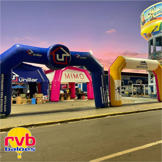 Portais infláveis em entrada em evento do segmento varejista