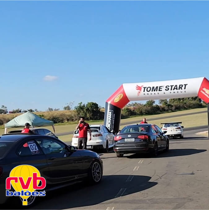 Portais infláveis em eventos automotivos com carros desfilando