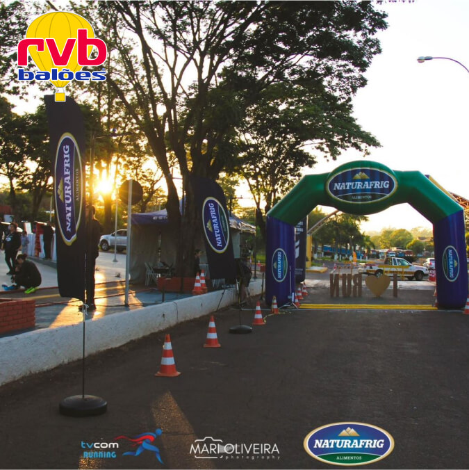 Portal Inflável da Naturafrig Alimentos em evento esportivo junto de windbanners