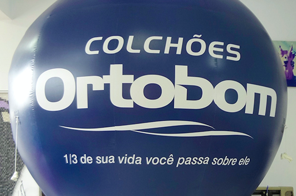 Ortobon usa infláveis promocionais para atrair clientes nas lojas