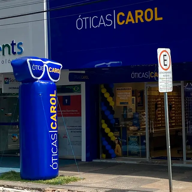 Totem Inflável Personalizado com logomarca para Óticas Carol