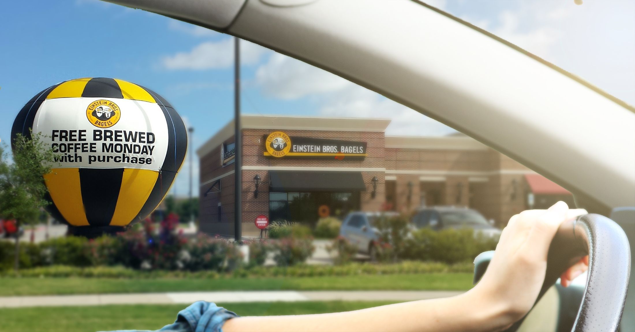 Além dos cartazes e outdoors: como usar infláveis para atrair clientes Além dos cartazes e outdoors: como usar infláveis para atrair clientes