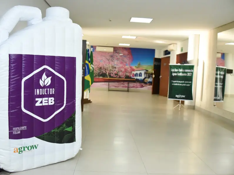 Réplica inflável de garrafa de fertilizantes