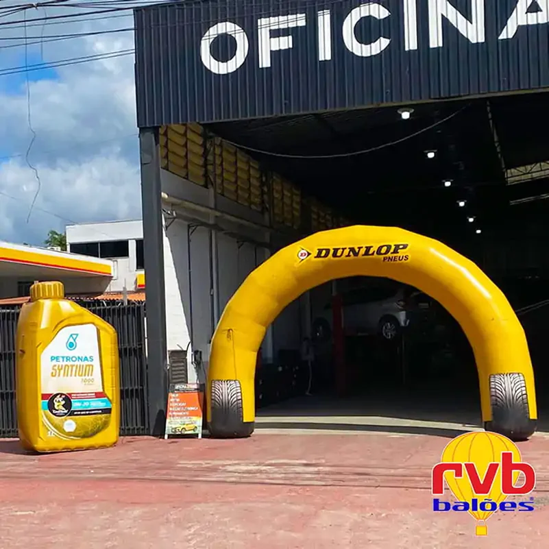 Portal Inflavel Dunlop Pneus Automotivo A Imagem Mostra Um Portal Inflavel Amarelo Da Marca Dunlop, 