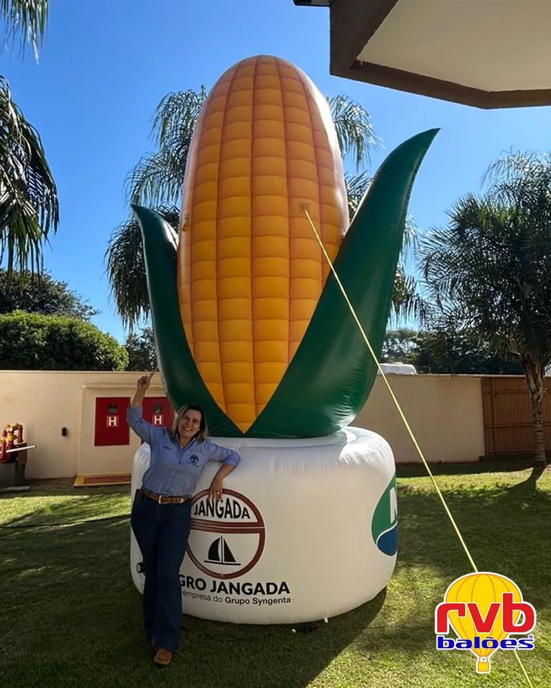 Re Plica Inflavel [jangada] [milho Agricola] [agronegocio] A Imagem Mostra Um Inflavel Grande Em For