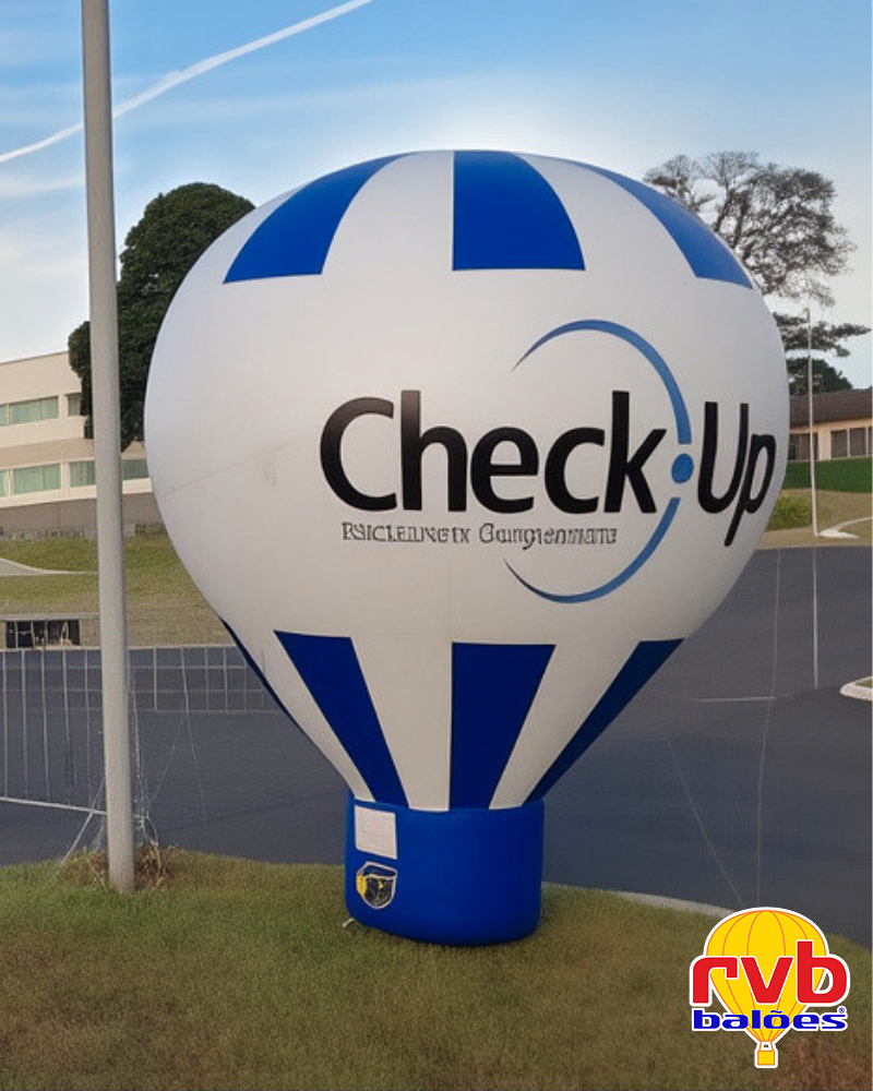 Balão inflável branco e azul com logotipo Check-Up Medicina e Diagnóstico em evento ao ar livre.