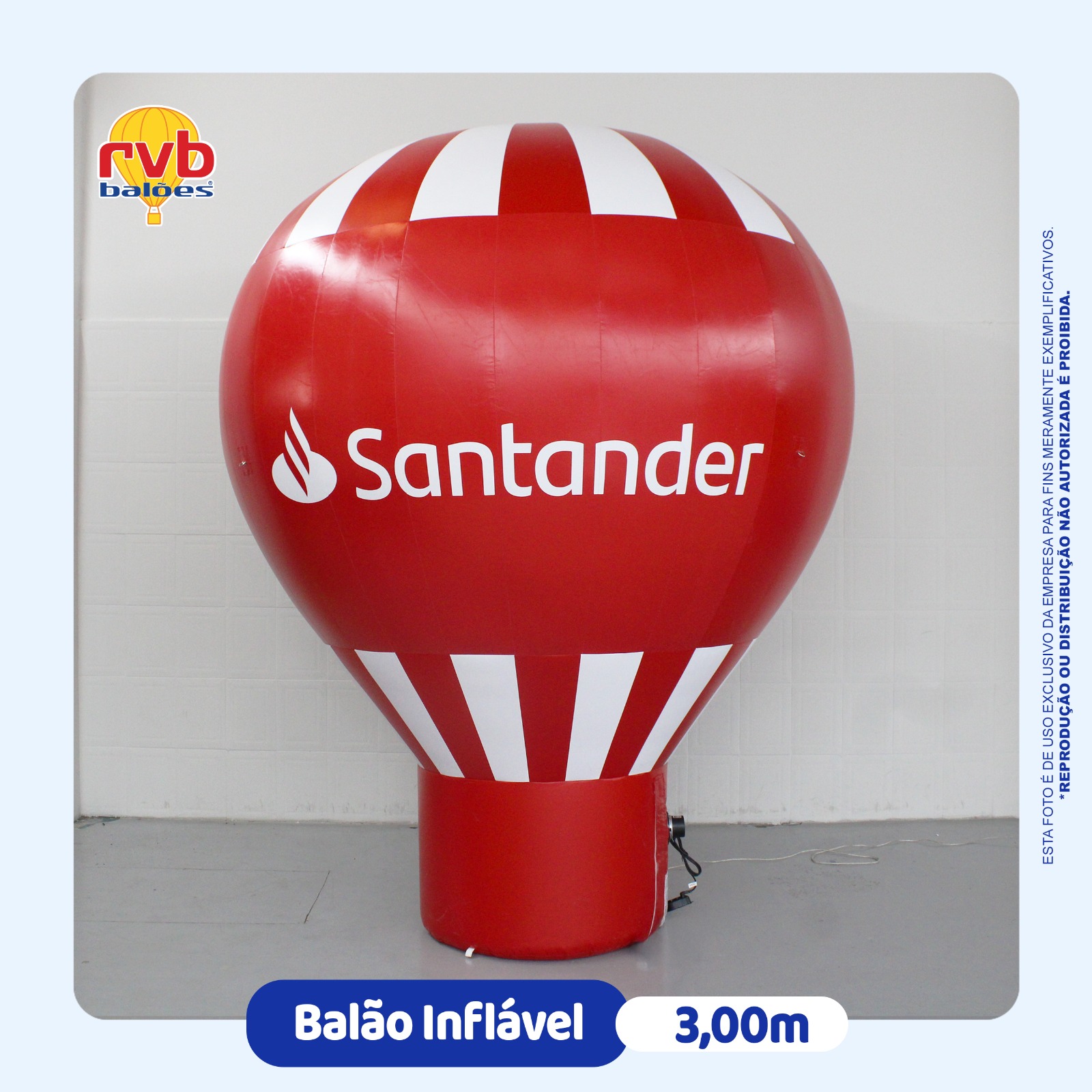 Balão inflável Santander vermelho com listras brancas, usado em ações promocionais e eventos.