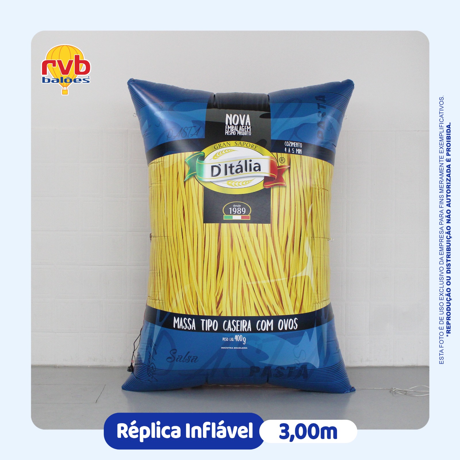 Réplica inflável de pacote de massa tipo caseira D’Italia de 3 metros, em embalagem azul.
