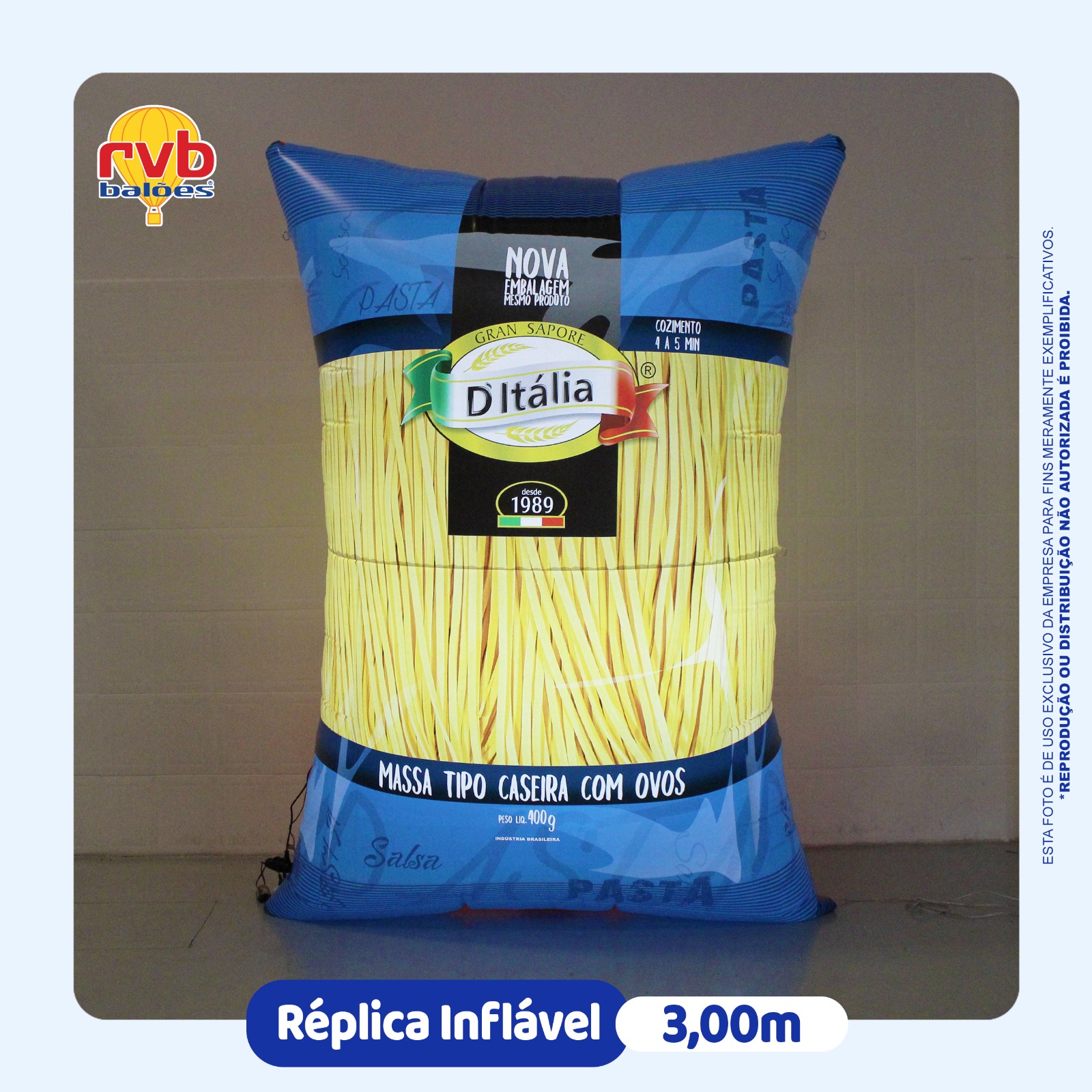 Réplica inflável iluminada de pacote de massa D’Italia, com 3 metros de altura.