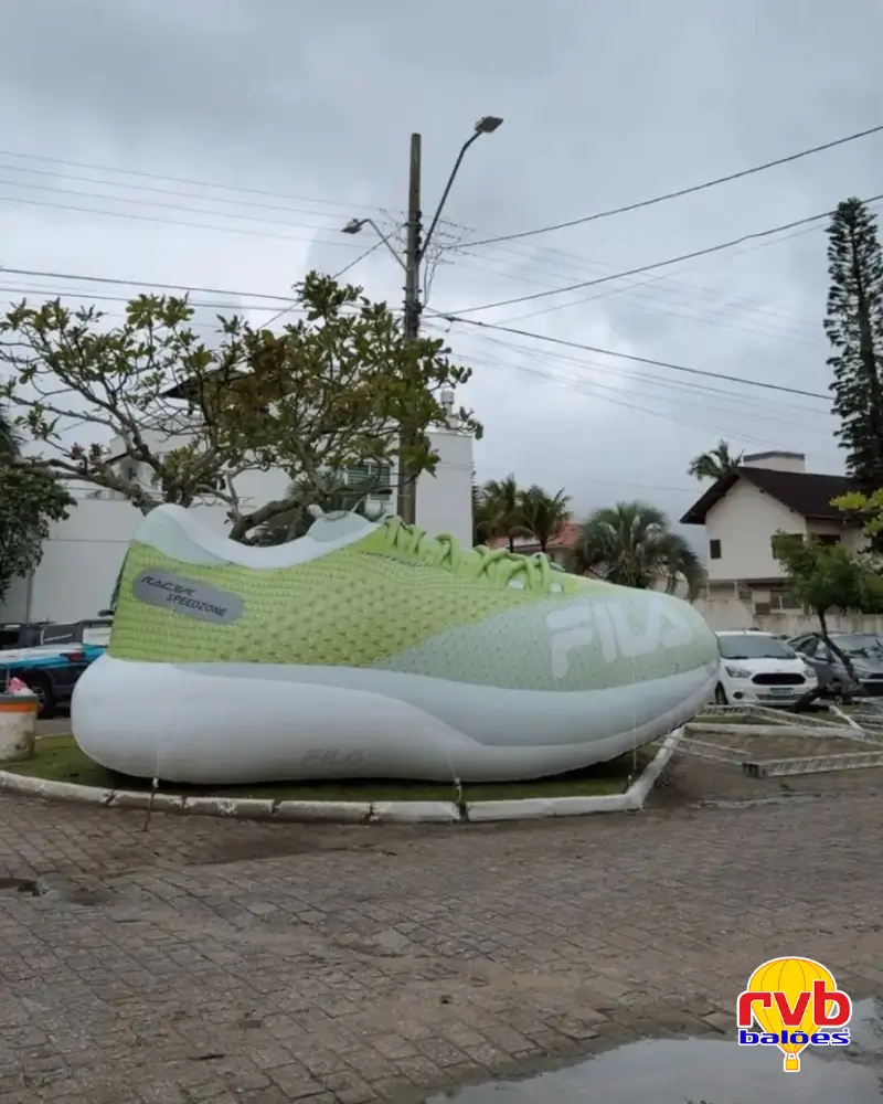 Tenis gigante inflável