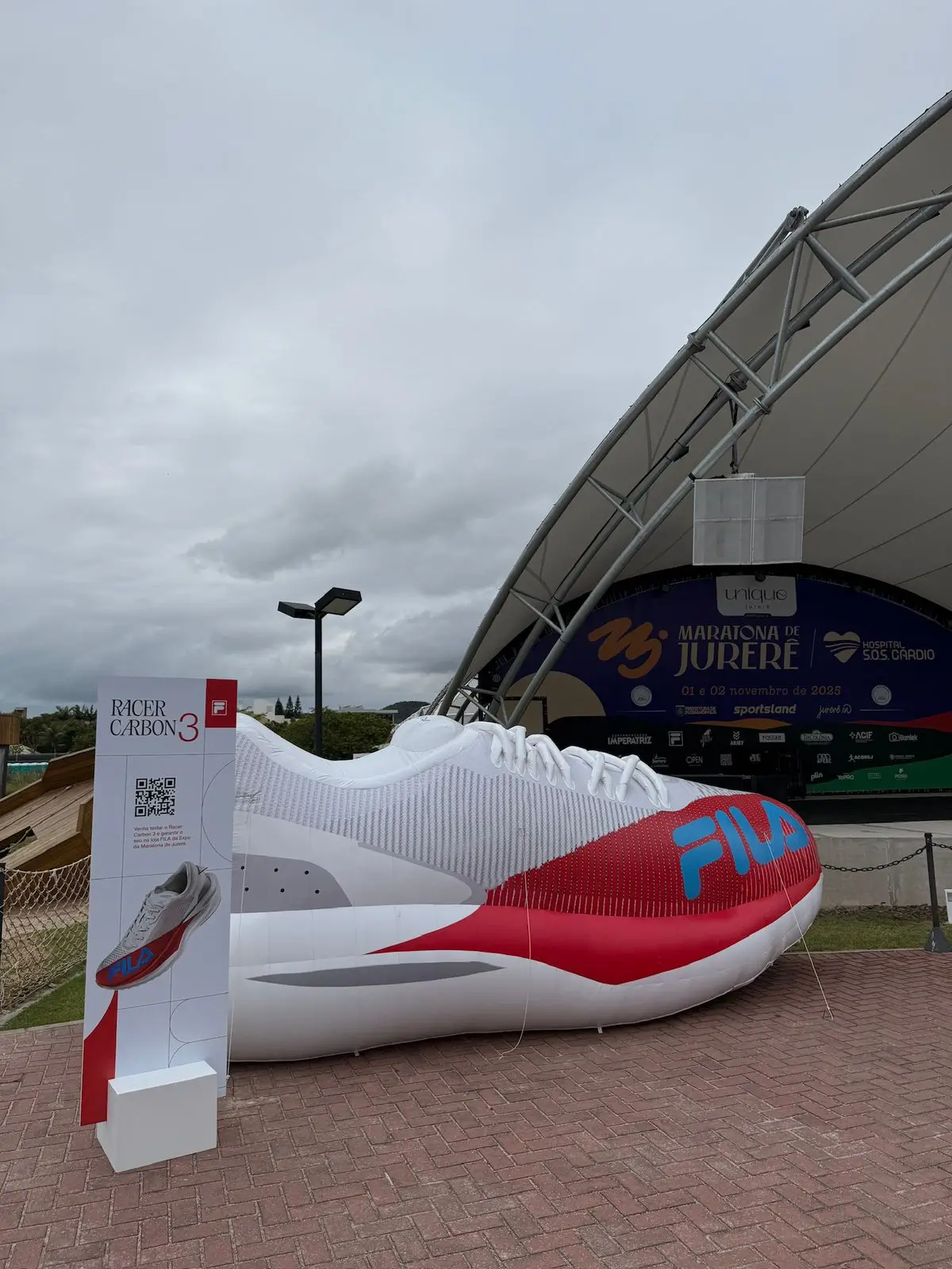 Tenis gigante inflável